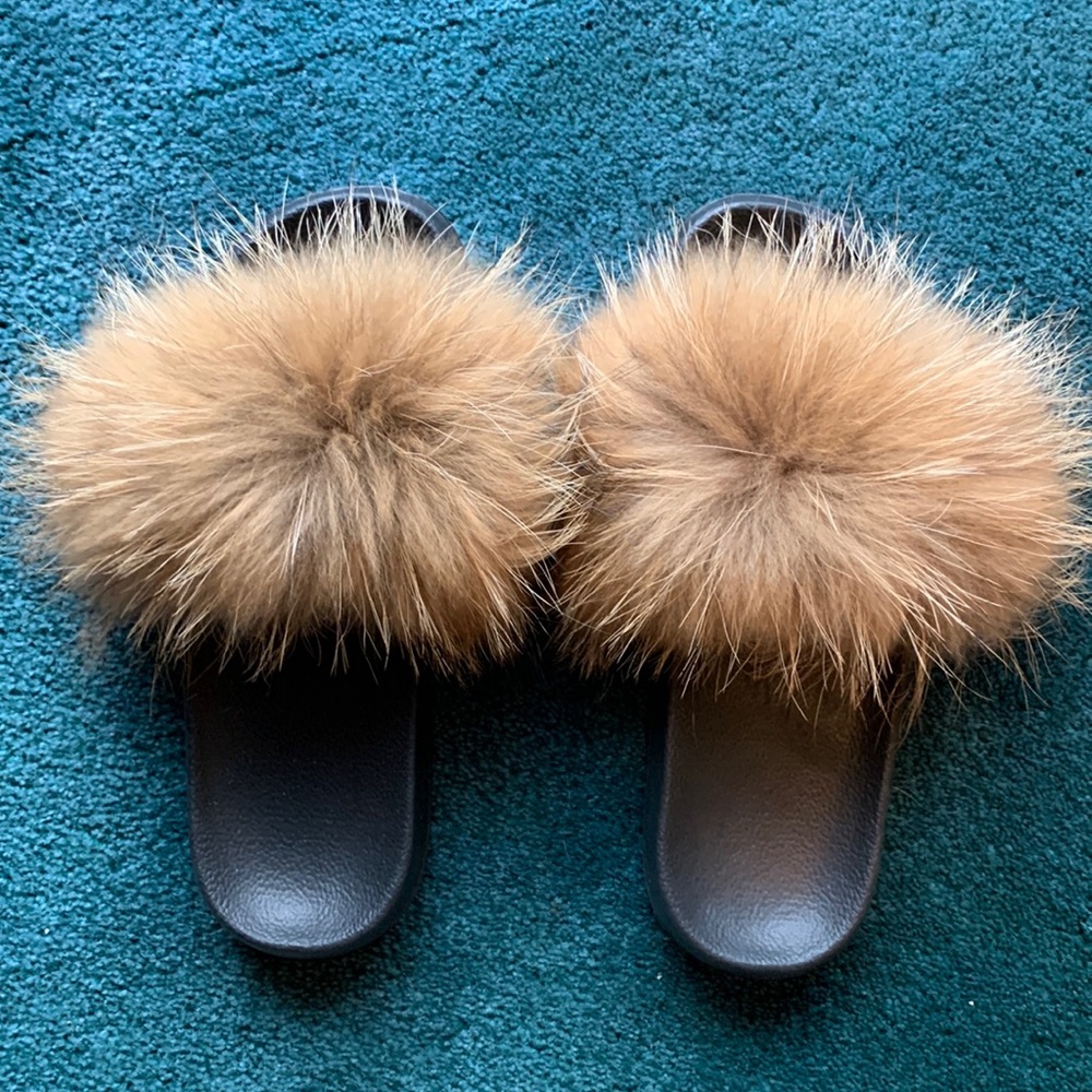 Flip flops with fur